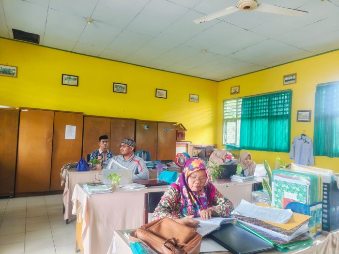 Pemantapan Dokumen Zona Integritas: MTsN 4 Batang Hari Tingkatkan Kualitas Pelayanan Publik Pemantapan Dokumen Zona Integritas: MTsN 4 Batang Hari Tingkatkan Kualitas Pelayanan Publik