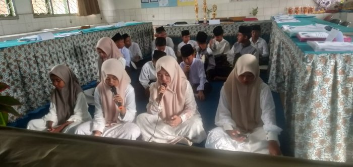 Hadroh Ashabun Nada Hidupkan Suasana PKKM di MTsN 4 Batang Hari