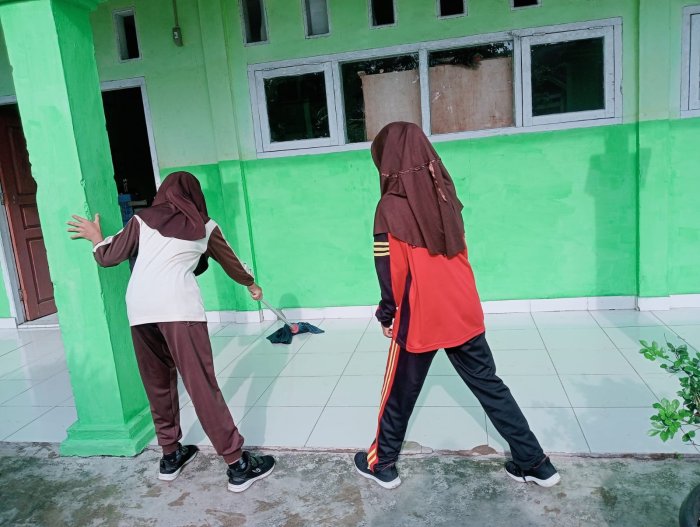 Siswa Ikut Membantu Bersihkan Ruang Uks, Tunjukkan Kepedulian Terhadap Kebersihan Madrasah