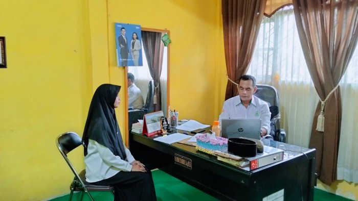 Guru Bahasa Inggris Berkonsultasi dengan Kepala Madrasah tentang Pelaksanaan Pembelajaran Daring