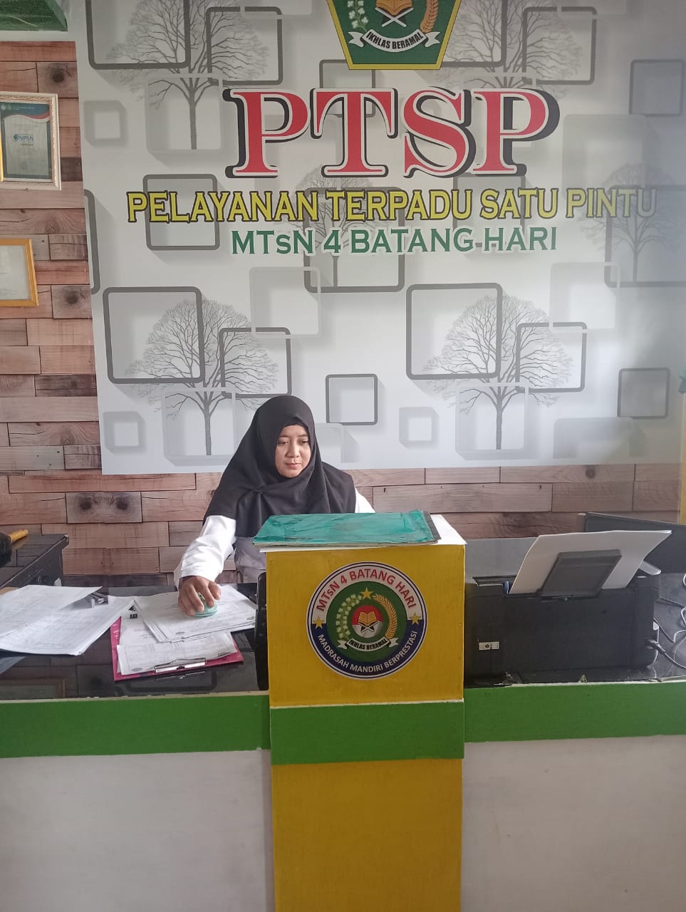 Staf TU MTsN 4 Batanghari Menyelesaikan SK Perpisahan Kelas IX Tahun Ajaran 2024/2025.