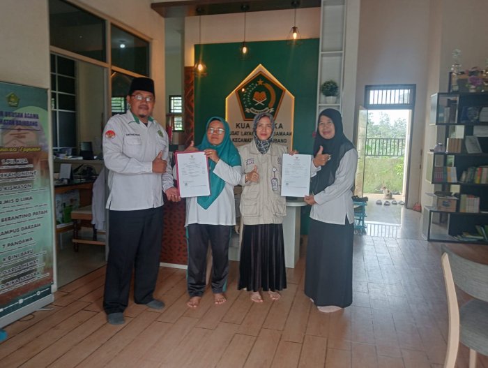 Kantin Al Mubaroq MTsN 4 Batang Hari Terima Sertifikat Kantin Halal dari KUA Bajubang