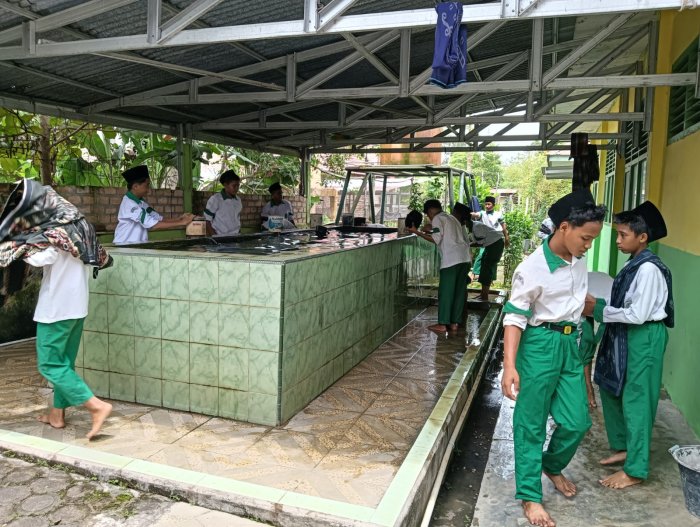 Peserta Didik MTsN 4 Batanghari Siapkan Diri untuk Sholat Zuhur Berjamaah