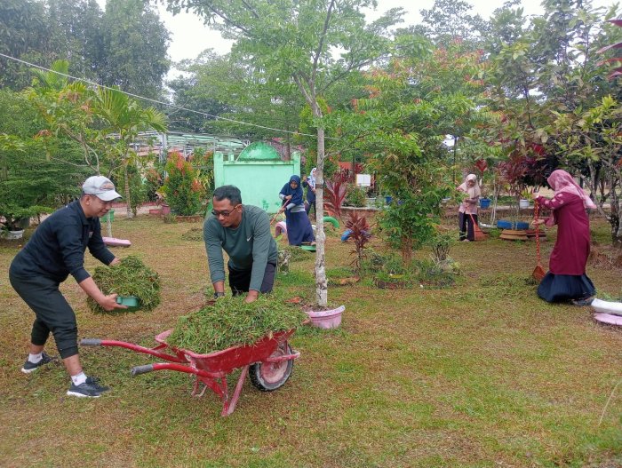 Gotong Royong Simbol Kebersamaan di Madrasah