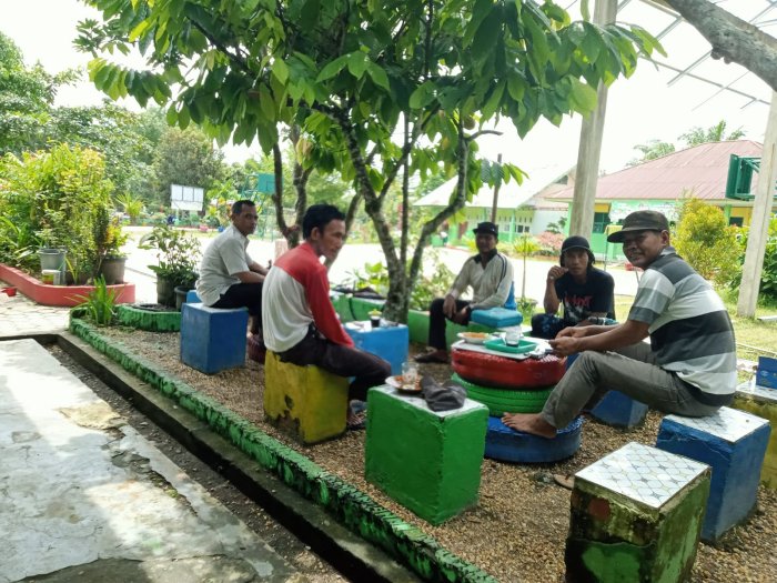 Kerja Sama Harmonis, Ketua Komite MTsN 4 Batang Hari Dampingi Pekerja di Lokasi Pembangunan Aula