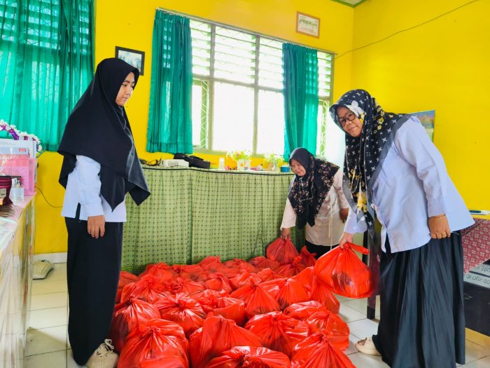 Madrasah Berbagi: MTsN 4 Batang Hari Siapkan 28 Paket Sembako untuk Siswa dan Warga Sekitar