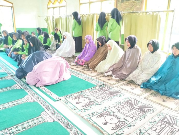 Mengawali Pagi dengan Ibadah, Siswa MTsN 4 Batang Hari Laksanakan Sholat Dhuha