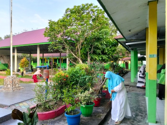 Menebar Nilai Amanah dan Kepedulian Lingkungan, Warga MTsN 4 Batang Hari Laksanakan Jumat Bersih