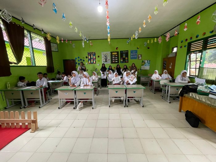 Antusias Siswa SD 124 Desa Batin Sambut Tim Sosialisasi PMB MTsN 4 Batang Hari Antusias Siswa SD 124 Desa Batin Sambut Tim Sosialisasi PMB MTsN 4 Batang Hari