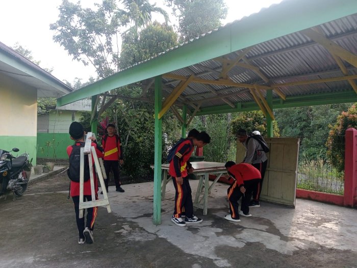 Siswa MTsN 4 Batang Hari Siapkan Lapangan Tenis Meja untuk Latihan