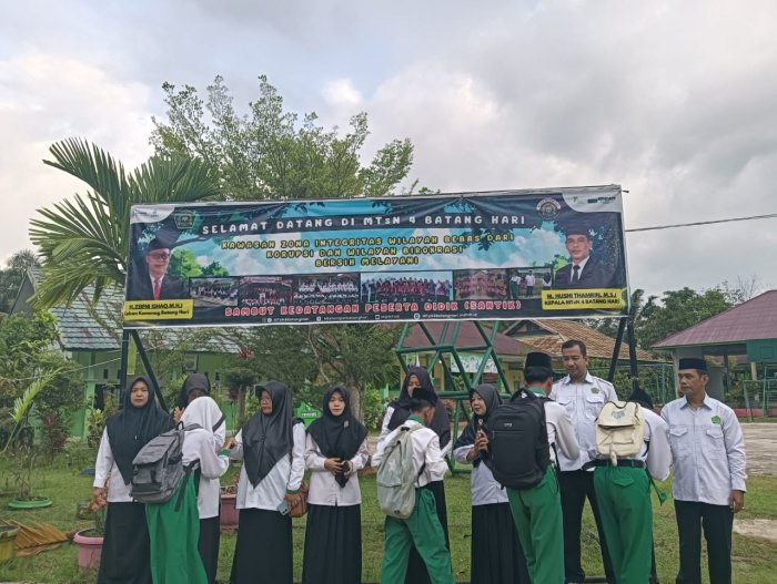 Melangkah Pasti untuk Meraih Prestasi, MTsN 4 Batang Hari Sambut Kehadiran Peserta Didik