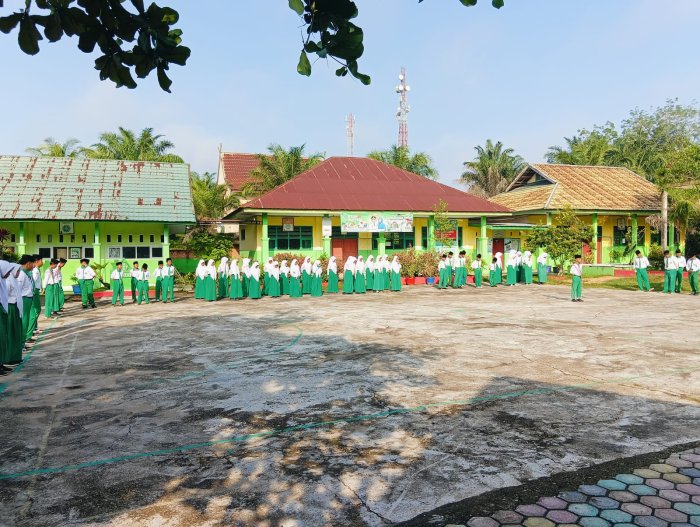 Muhammad Ikhsan, Siswa Kelas 9B MTsN 4 Batang Hari Sukses Pimpin Upacara Pengibaran Bendera Muhammad Ikhsan, Siswa Kelas 9B MTsN 4 Batang Hari Sukses Pimpin Upacara Pengibaran Bendera