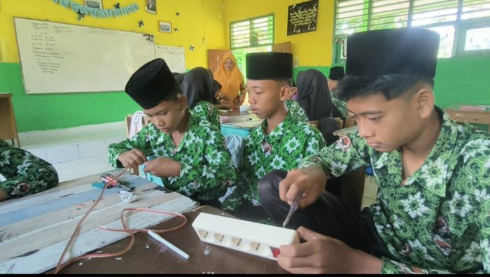 Siswa Kelas IX B MTsN 4 Batanghari Praktik Mapel  Prakarya Membuat Terminal Kabel