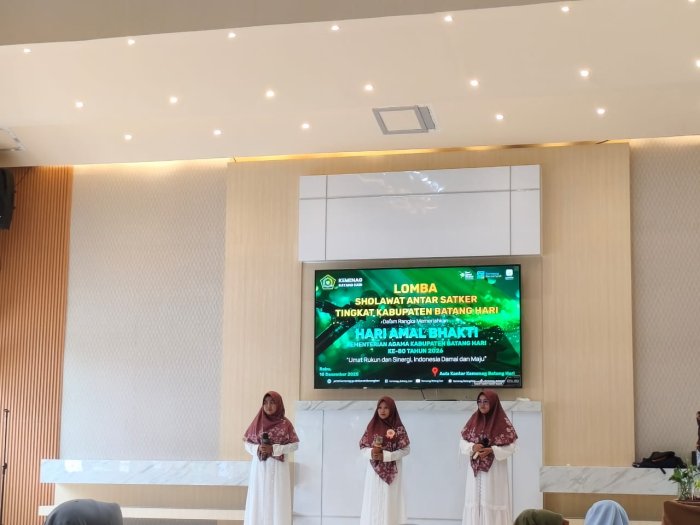 Tiga Guru MTsN 4 Batang Hari Persembahkan Sholawat Terbaik untuk HAB Kemenag Tiga Guru MTsN 4 Batang Hari Persembahkan Sholawat Terbaik untuk HAB Kemenag