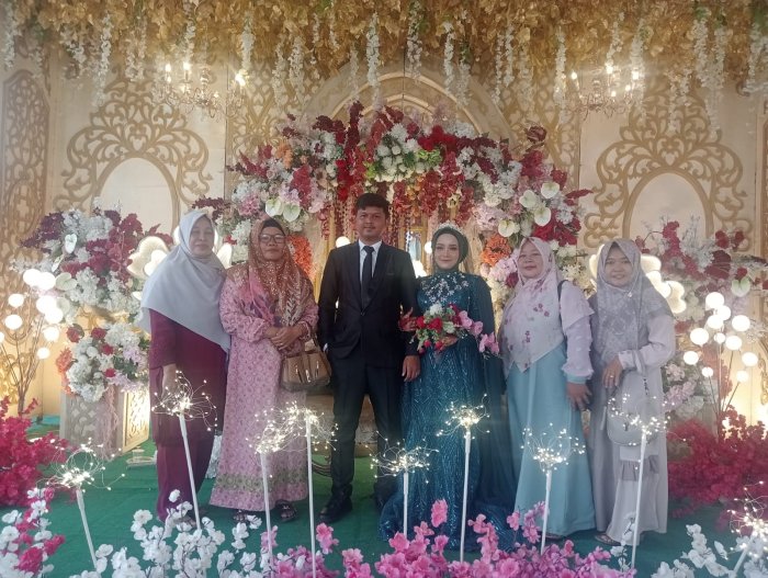 GTK MTsN 4 Batanghari Hadiri Resepsi Pernikahan Alumni