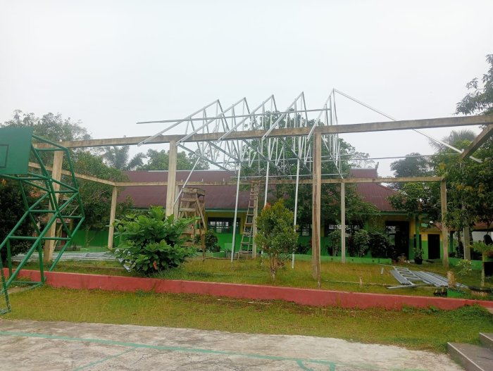 Pembangunan Pendopo MTsN 4 Batanghari Masuki Tahap Pengerjaan Kerangka Atas