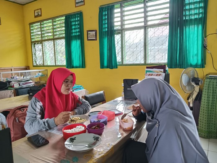 Dari Meja Sarapan Menuju Ruang Kelas: Guru Siap Mengajar dengan Hati Gembira Dari Meja Sarapan Menuju Ruang Kelas: Guru Siap Mengajar dengan Hati Gembira