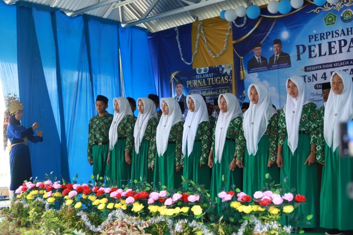 Tim Paduan Suara MTsN 4 Batang Hari Tampil Memukau pada Acara Pelepasan Siswa Kelas IX
