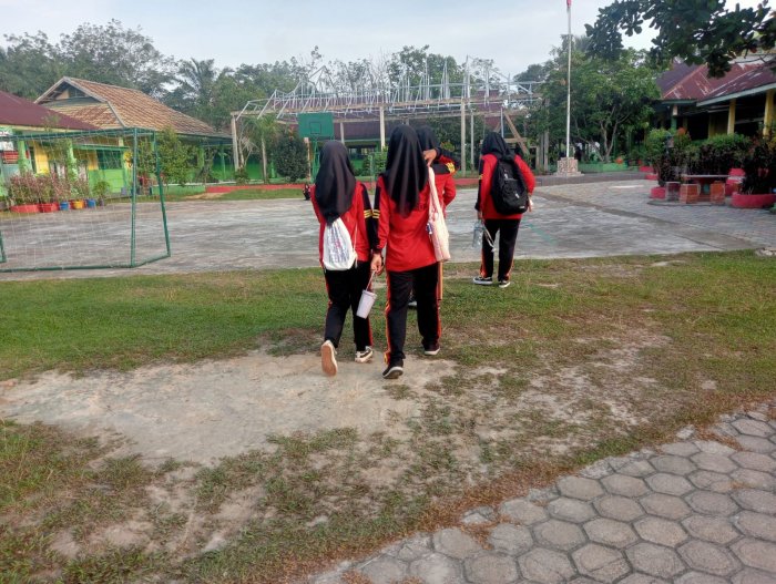 Siswa MTsN 4 Batanghari Tetap Semangat Hadiri Pembelajaran di Akhir Pekan Siswa MTsN 4 Batanghari Tetap Semangat Hadiri Pembelajaran di Akhir Pekan