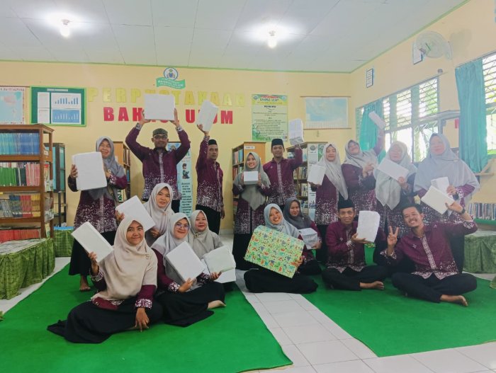 Serunya GTK MTsN 4 Batang Hari Bertukar Kado dalam Rangka Hari Guru Nasional Serunya GTK MTsN 4 Batang Hari Bertukar Kado dalam Rangka Hari Guru Nasional