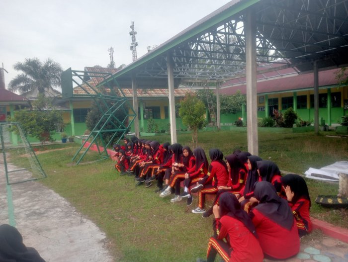 Siswi Rehat Sejenak Usai Melaksanakan Senam Bersama Siswi Rehat Sejenak Usai Melaksanakan Senam Bersama