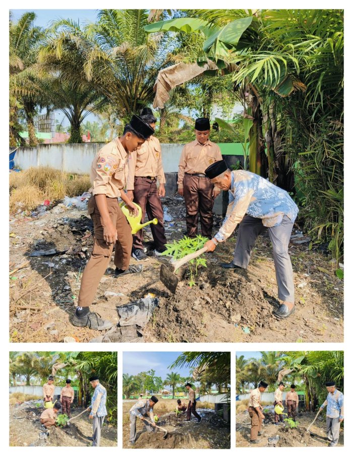 Penanaman Pohon Pepaya oleh Kelas IX A dalam Kegiatan KITELA