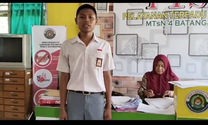 Staf TU MTsN 4 Batanghari Layani Alumni dengan Pelayanan Legalitas Raport dan Ijazah