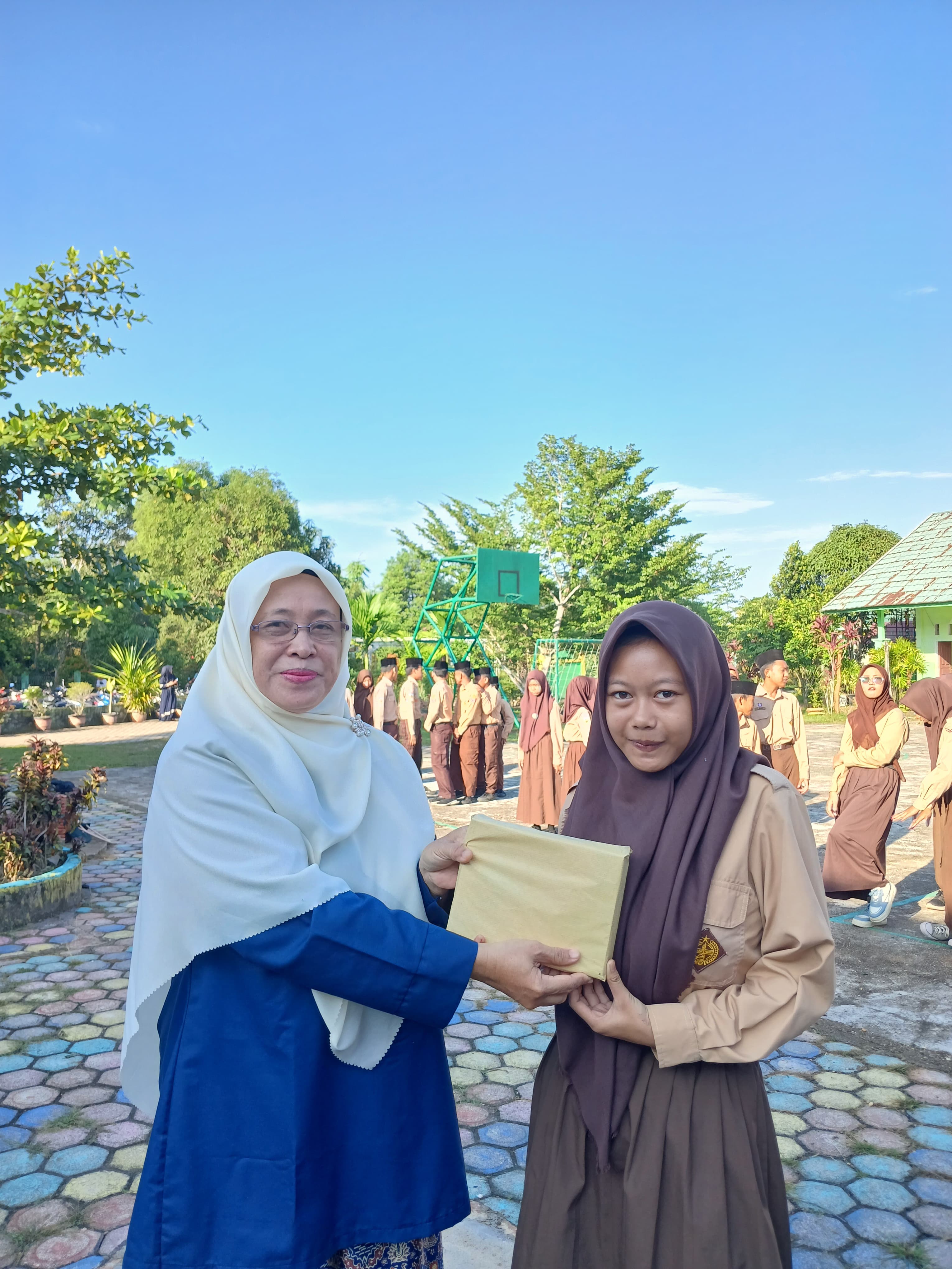 PENGUMUMAN JUARA SUPORTER TERBAIK CLASMETING MTsN 4 BTH